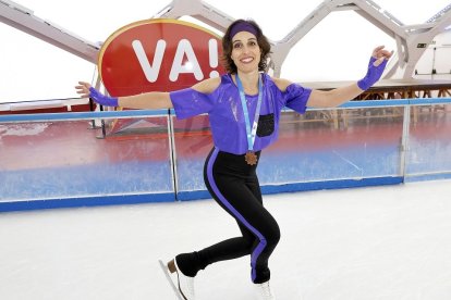 Elena González posa sobre los patines con la medalla conseguida en Innsbruck.  J.M.LOSTAU