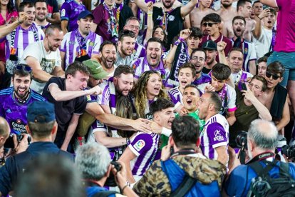 Jugadores y afición celebran un gol del Real Valladolid la pasada temporada. / IÑAKI SOLA / RVCF