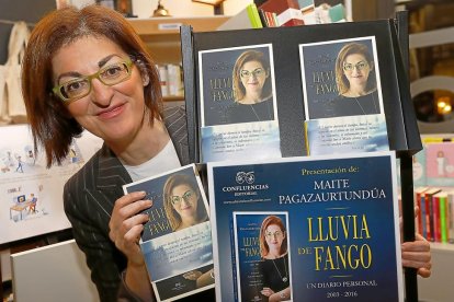 Maite Pagazaurtundúa, ayer, durante la presentación de su libro ‘Lluvia de fango’.-J.M.LOSTAU