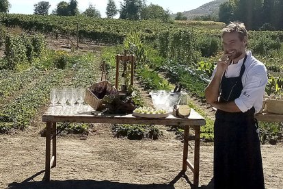 El chef Miguel Ángel de la Cruz en la huerta de Castilla Termal Monasterio de Valbuena, de la que se extraen los productos de su cocina sostenible. SGC