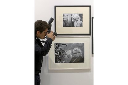 Un visitante fotografía imágenes de Marilyn Monroe de la colección de Lola Garrido en el Herreriano-J.M. Lostau
