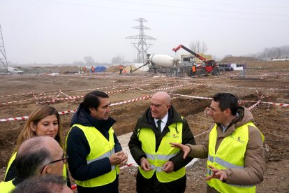 Juan Carlos Suárez-Quiñones y Jesús Julio Carnero visitan las obras de la rede de calor en Valladolid.-ICAL.