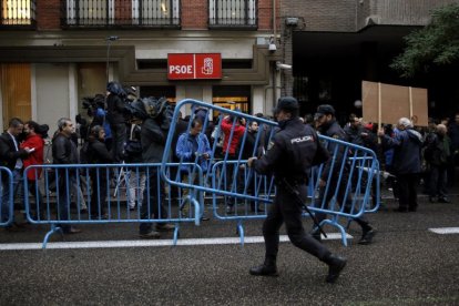 Periodistas, policías y decenas de simpatizantes, ante la sede del PSOE en Madrid.-JOSÉ LUIS ROCA