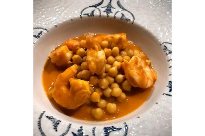 GARBANZOS CON GAMBONES EN SALSA DE CRUSTÁCEOS