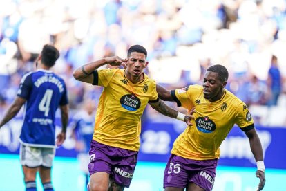 Marcos André celebra junto a Cédric el gol que dio la victoria al Pucela en Oviedo. IÑAKI SOLA / REAL VALLADOLID