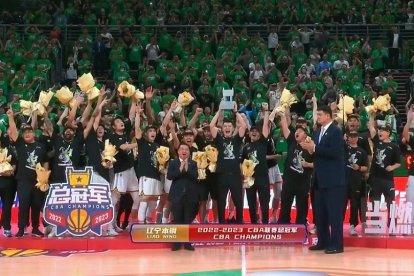 Los Liaoning Leopards de Hugo López levantan el título en China en presencia del ex NBA y actual presidente de la Federación China, Yao Ming. / EL MUNDO