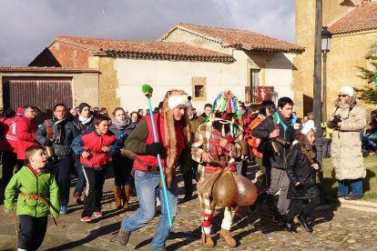 En la imagen, el Zangarrón de Sanzoles acompañado por los vecinos del pueblo que recorre cada año las calles de esta localidad.-J.L.C.