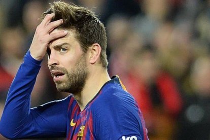 Gerard Piqué, tras el segundo gol sevillista.-AFP / CRISTINA QUICLER