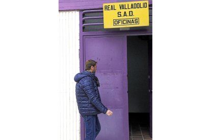 Carlos Suárez, ayer frente a las oficinas del estadio, antes de la reunión.-BALCAZA