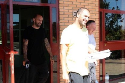 Carlos Aranda y Raúl Bravo abandonan la prision de Zuera.-EFE / JAVIER CEBOLLADA