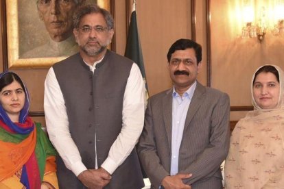 Malala junto al primer ministro paquistaní, Shahid Khaqan Abbasi, y los padres de la activista en Islamabad.-AP