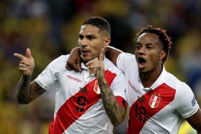 El peruano Paolo Guerrero fue no defraudó y se convirtió uno de los máximos goleadores de la Copa América, junto con Everton de Brasil.-EFE