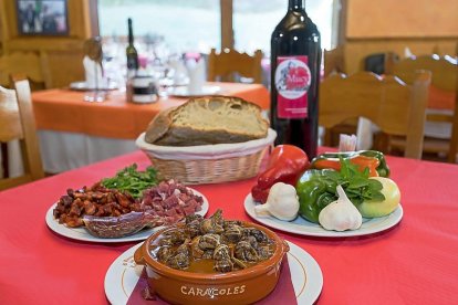 Plato de caracoles que se sirven durante el mes de mayo en el Mesón El Rincón del Labrador de la Santa Espina (Valladolid).-PABLO REQUEJO