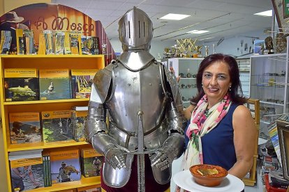 María Ángeles Luengo, en el Museo de la Pesca, integrado en su complejo hostelero, con una sopa de trucha y junto a una armadura, que recuerda a don Suero de Quiñones.-ARGICOMUNICACIÓN