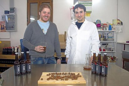 Diego Ramos y Juan Primo, en el laboratorio de la cervecera.-M.D.