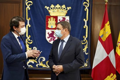 Alfonso Fernández Mañueco y Luis Planas en la sede de la Presidencia de la Junta de Castilla y León, ayer. ICAL