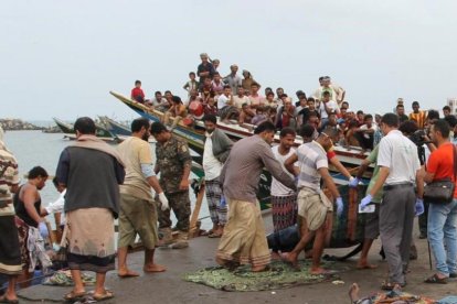 El cuerpo de un somalí muerto en el ataque, trasladado en el puerto de Hodeidah, el 17 de marzo.-ABDULJABBAR ZEYAD