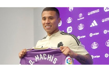 Darwin Machís, con su nueva camiseta del Real Valladolid en su presentación. / PHOTOGENIC