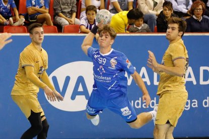 El juvenil Gonzalo Díez Cortejoso ‘vuela’ en el duelo jugado en Huerta del Rey ante el FCBarcelona. J. M. LOSTAU