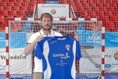 Xavi Díaz posa con la camiseta del Atlético Valladolid-José C. Castillo