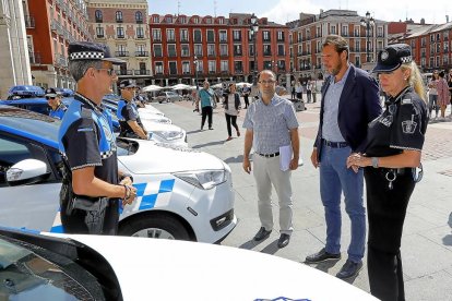 El concejal Luis Vélez junto al alcalde Óscar Puente presentan los catorce vehículos de la Policía Municipal.-J.M. LOSTAU