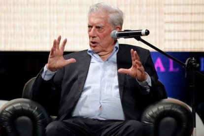 Mario Vargas Llosa participa este lunes  en una charla en el Hay Festival en Arequipa (Perú).-EFE