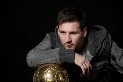 Leo Messi posa para EL PERIÓDICO con su cuarto balón de oro.-EL PERIÓDICO