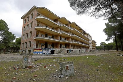 Vista exterior del antiguo sanatorio de tuberculosos de Boecillo, abandonado en el pinar.-J.M. LOSTAU