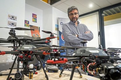 Enrique Miguelsanz, fundador de Drontecnic, con algunas de sus creaciones en las instalaciones de su empresa en la localidad vallisoletana de Laguna de Duero.-PHOTOGENIC / MIGUEL ÁNGEL SANTOS