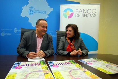 El presidente del Consejo Comarcal del Bierzo, Gerardo Álvarez Courel, junto a la presidenta del Consejo Regulador de la DO Bierzo, Misericordia Bello, durante la presentación de la campaña de captación de viñedos del Banco de Tierras.-ICAL