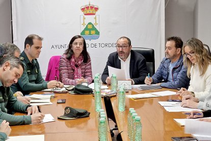 Alicia Villar, Miguel Ángel Oliveira y Juan Carlos Ruiz en la junta de seguridad celebrada en Tordesillas con motivo de 'Motauros'. E. M.