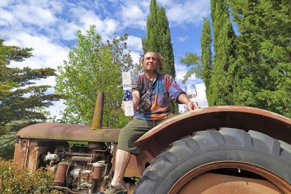 Epifanio García, con una muestra de su Maiquel Jackson, subido al viejo tractor de la bodega en Olivares de Duero.