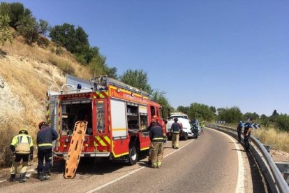 Imagen de la intervención de los Bomberos en la carretera de Fuensaldaña tras colisionar una furgoneta y una grúa. - @POLICIAVLL