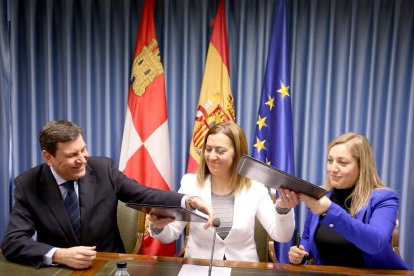 Carlos Fernández Carriedo e Inmaculada Matías firman el protocolo ante la mirada de Barcones.-ICAL