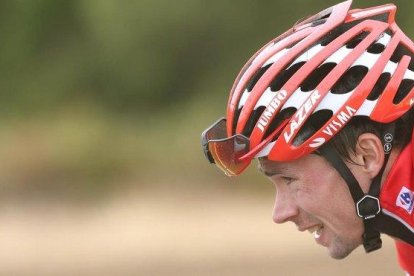 Primoz Roglic, con el jersey de líder.-EFE / JAVIER LIZON