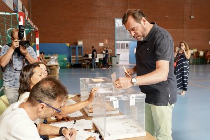 El cabeza de lista del PSOE al Congreso de los Diputados por Valladolid, Óscar Puente, ejerce su derecho al voto. ICAL