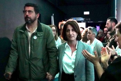 Alberto Bustos y María Sánchez en la noche electoral. E. M.