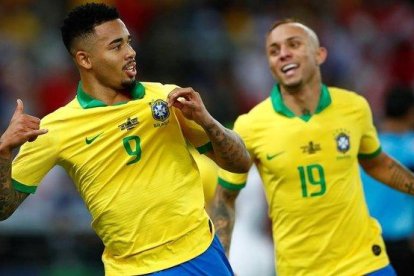 Gabriel Jesus, perseguido por Everton, celebra el segundo gol, obra suya.-EFE / YURI EDMUNDO