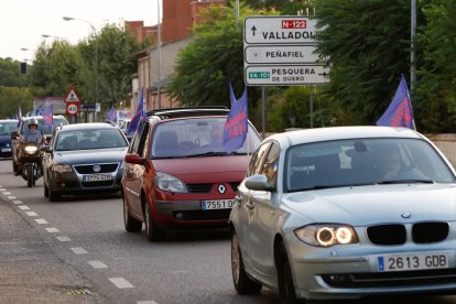 Un momento de la caravana de cochesen Peñafiel para exigir la Autovía del Duero. J.M. LOSTAU