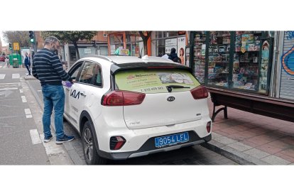 El taxista atracado, esta tarde en la parada de taxis de la calle Cardenal Torquemada en Rondilla.- E.M.