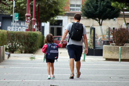 Un padre lleva a su hija al colegio en una imagen de archivo.-E. M.