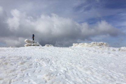 La cumbre del Moncayo, todavía cubierta por las nieves del invierno.- N.S.