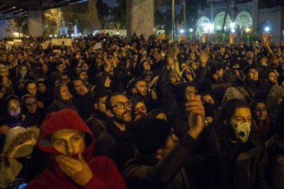 Cientos de iranís concentrados frente a la universidad Amri Kabir en Teherán para protestar por las mentiras del régimen sobre el avión ucraniano siniestrado.-DANIAL SHAIGAN