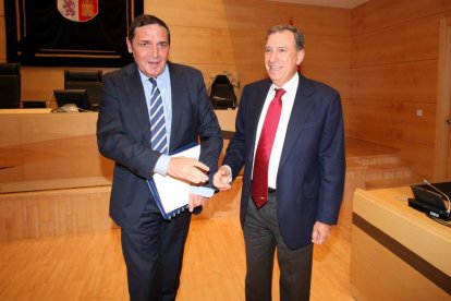 Comparecencia del consejero de Educación, Juan José Mateos, para exponer los pagos realizados a la empresa Cofely. Junto a él, el consejero de Sanidad, Antonio Sáez-Ical