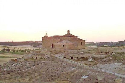 Imagen antigua de la colina donde se excavaron las cuevas, bajo la ermita.-D.V.