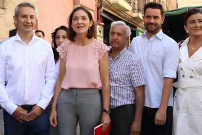 La ministra de Industria, Comercio y Empleo, Reyes Maroto, junto a los representantes de los trabajadores de Siro.- ICAL