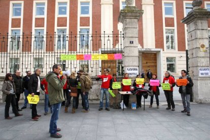 Concentración de los enfermos de Hepatitis C para exigir a la Junta el protocolo de actuación contra esta enfermedad-Ical