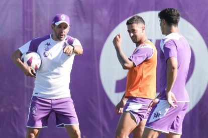 Pezzolano da indicaciones a Sergio León y David Torres, de espaldas, en el entrenamiento. / LOSTAU