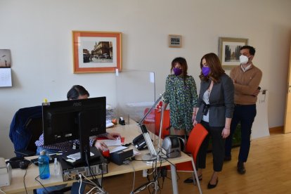 Las procuradoras socialistas Patricia Gómez y Virginia Barcones presentando la moción de censura en las Cortes - E.M.