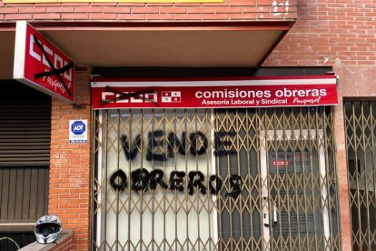 Fachada de la sede de CCOO en Parquesol con las pintadas. - E. M.